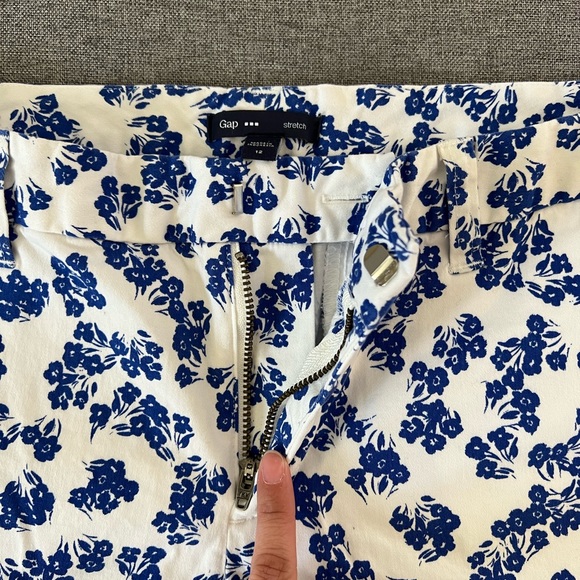 Woman’s GAP Floral summer shorts - Picture 2 of 5